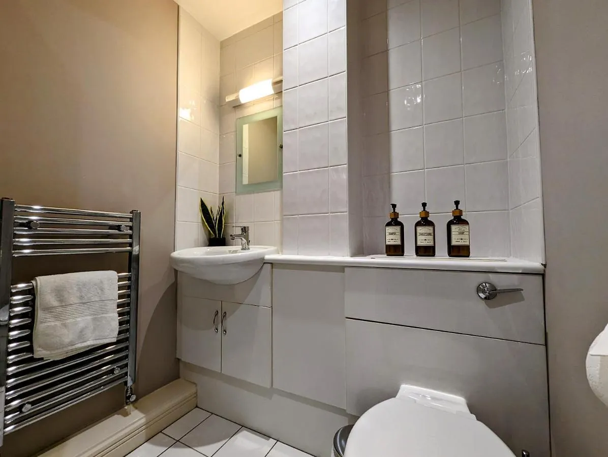 Quayside Apartment With Riverside Views & Parking Newcastle upon Tyne
