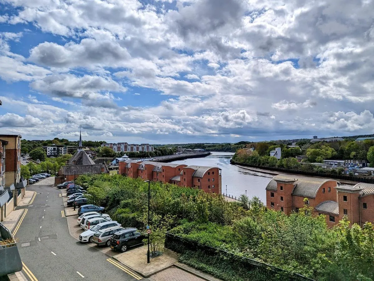 Quayside Apartment With Riverside Views & Parking Newcastle upon Tyne