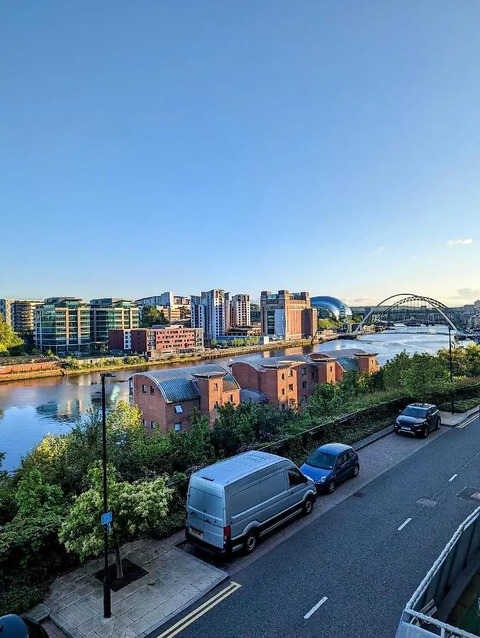 Quayside Apartment With Riverside Views & Parking Newcastle upon Tyne